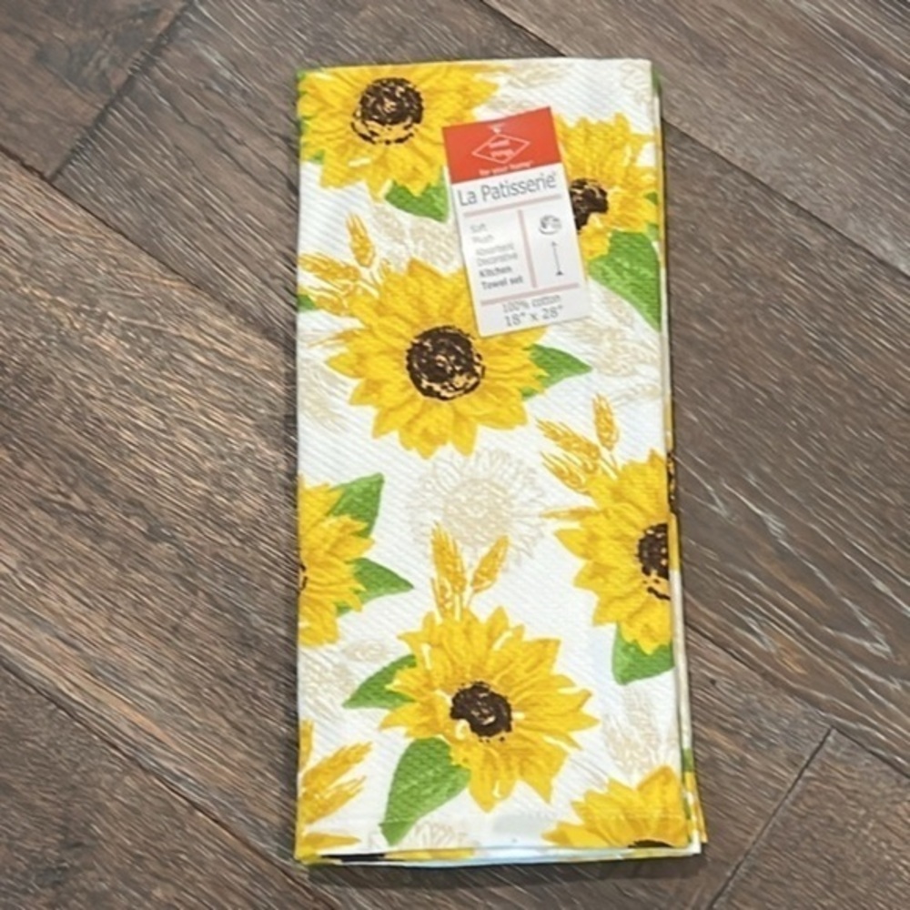 La Patisserie - 4/$98 - ‘Love/Sunflower’ 100% cotton dish towels (2). NWT Firm!